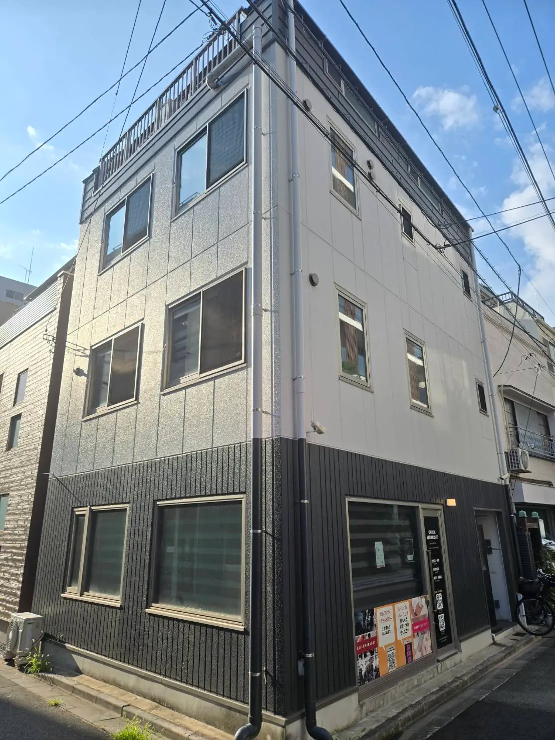 東京都台東区浅草6-17-12にある ROKU ASAKUSA の建物外観。角地に建つ鉄骨造の建物で、1階はセルフジム QUICK WORKOUT。